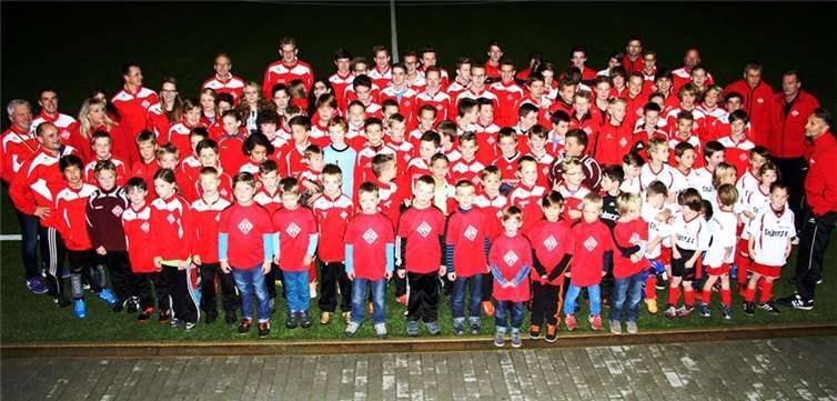 Das sind (fast) alle Nachwuchsakteure, die im Grafschafter SV stolz die Raute auf und in der Brust tragen und in zwölf Teams dem Ball hinterherjagen. Grafschafter SV