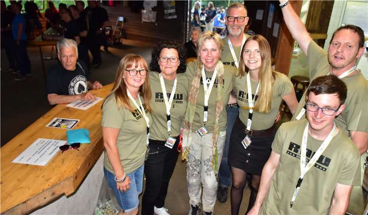 Das sind nur ein paar Freiwillige die Udo Stettler hinten rechts bei der Bewirtung und der Organisation von Rock am Wald halfen.