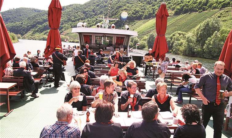Das "singende Schiff" fuhr auf der Mosel von Cochem nach Zell. privat