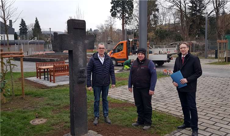 Das sogenannte „Ihrlichs Kreuz“ wurde vor 300 Jahren außerhalb von Kärlich aufgestellt. Am neuen Schlossplatz hat es nun einen würdigen neuen Standort erhalten, wie Stadtbürgermeister Gerd Harner, Betriebshof-Leiter Andreas Anheier und Gästeführer Horst Hohn beim gemeinsamen Ortstermin betonten.