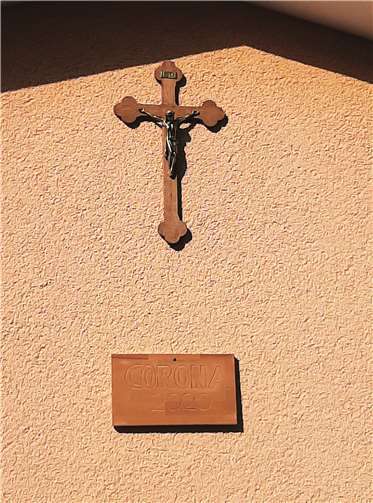 Das sogenannte „Postkreuz“ und eine Holztafel sollen immer an die weltweite Corona-Epidemie 2020 erinnern.