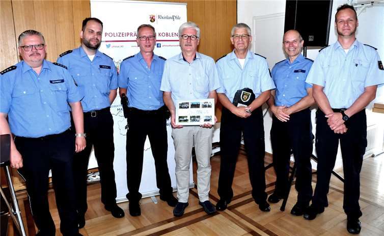 Das sogenannte „Team Brandscheidt“ nahm Abschied vom Leiter Kollegen Joachim Brandscheidt und schenkte ihm zur Erinnerung eine Collage. Fotos: BS