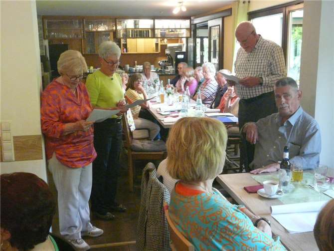 Das sommerliche Treffen der Seniorengemeinschaft 60 plus Rengsdorfer Land am 3. Juni 2025 stand ganz im Zeichen des erwarteten Sommers sowie gemeinsamer Freude und Geselligkeit. Fotos: privat