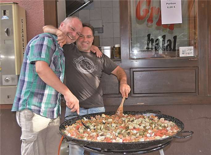 Das spanisch-deutsche „Duo“ der Bauernschenke David Locarno und Marc Langen servierte spanische Paella aus der Riesenpfanne.