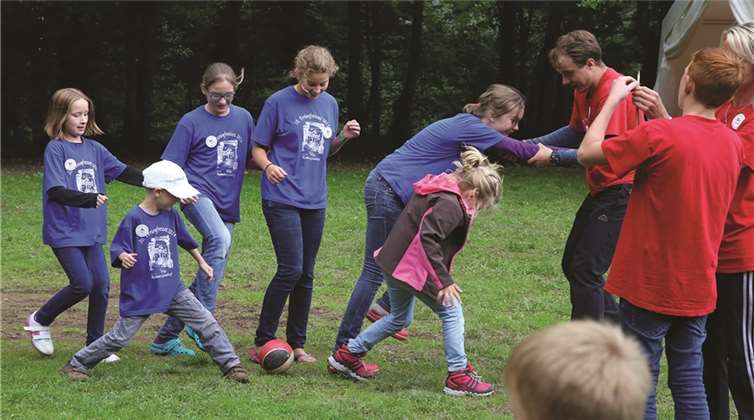 Das spielerische Miteinander von Betreuern und Kindern brachte für alle Spaß.