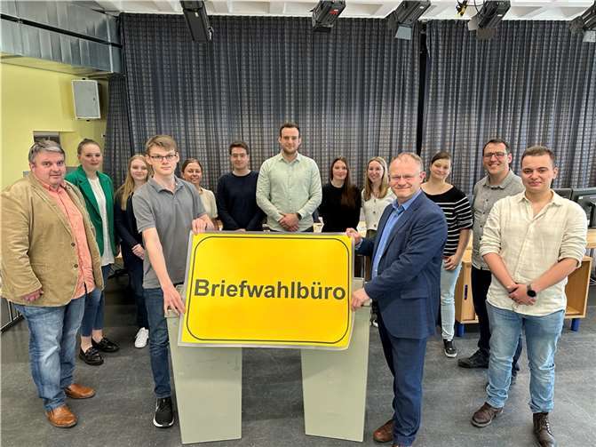 Das städtische Briefwahlbüro in der Volkshochschule öffnet am kommenden Montag, 6. Mai. Oberbürgermeister Jan Einig (vorn rechts) hat die „Projektleitung Wahlen“ den Kollegen Sven Stühn (links) und Peter Dürksen (2. von rechts) übertragen, die sich gemeinsam mit zehn weiteren Kollegen um die fehlerfreie Durchführung kümmern.  Foto: Stadt Neuwied/ Ulf Steffenfauseweh