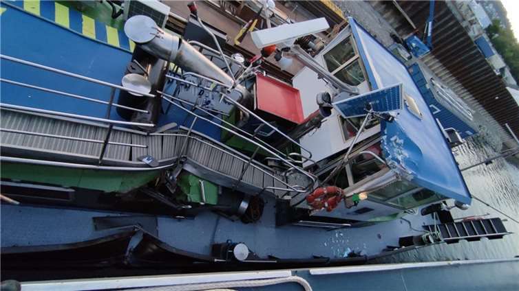 Das stark beschädigte Schubboot. Quelle: Polizeipräsidium Einsatz, Logistik und Technik