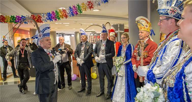 Das stellvertretende Vorstandsmitglied Frank Mörsch hieß in der Kundenhalle neben dem Prinzenpaar auch die Vertreter der Andernacher Karnevalsvereine.Fotos: privat