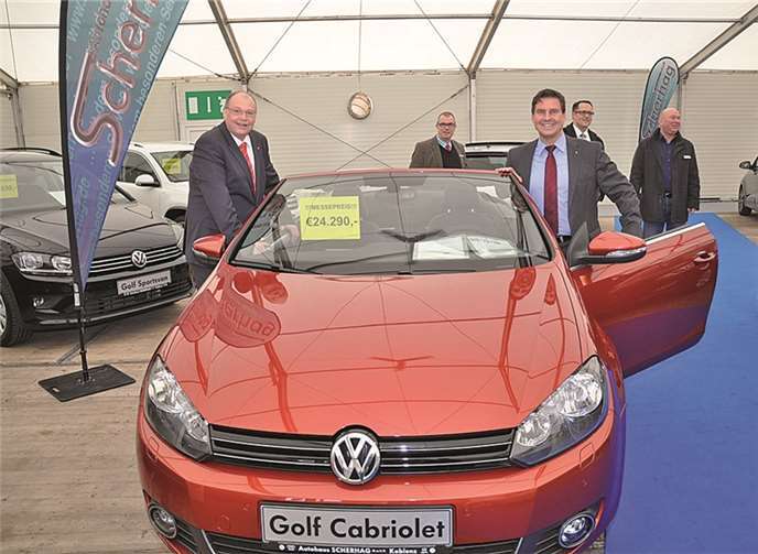 Das stellvertretende Vorstandsmitglied der Sparkasse, Karl-Heinz Weber (links), und Sparkassenchef Matthias Nester konnten sich wiederum über eine sehr erfolgreiche Autoschau freuen..privat