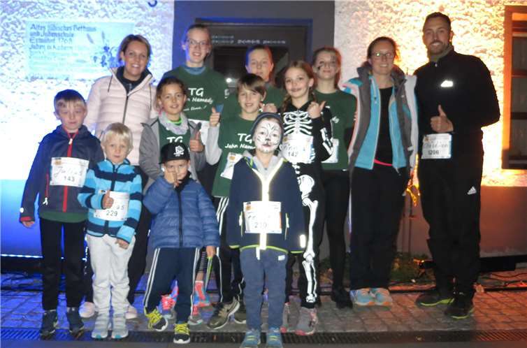 Das stolze Leichtathletik-Team aus Namedy mit Trainerin Anna Greiner (li.) trat beim Halloween-Lauf in Kobern-Gondorf an. TG Jahn Namedy e.V.
