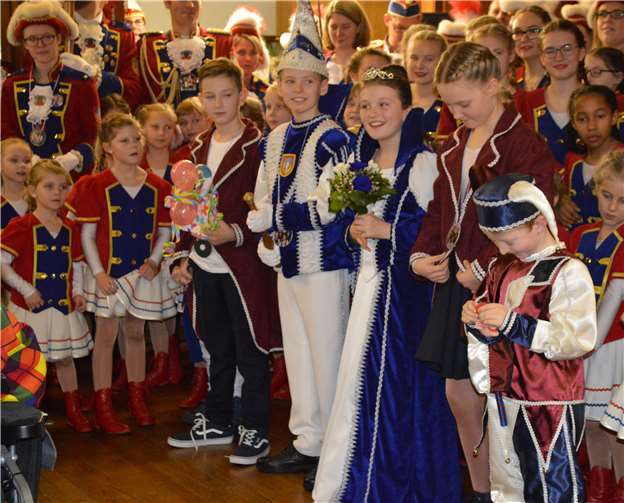 Das strahlende Kinderprinzenpaar Moritz I. Gadsch und Louisa I. Küster, umgeben von seinem Hofstaat.  AB