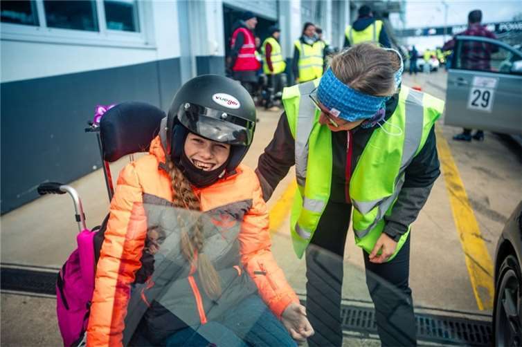 Das strahlende Lächeln dieser Teilnehmerin spricht Bände. Das Race4Friends schenkte allen Teilnehmern einen tollen Tag am Nürburgring. Foto: Rebekka Winter