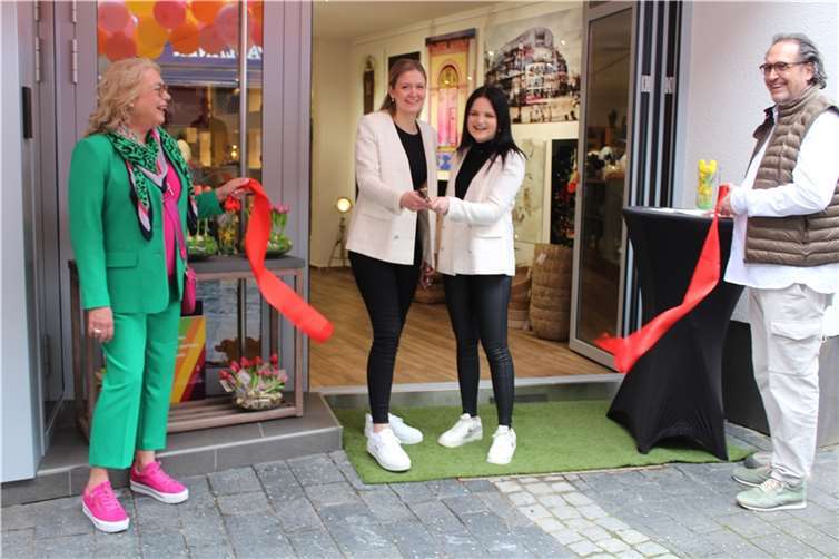 Das symbolische Eröffnungsband ist zerschnitten: v.li. Martina Bertgen, Laura Bertgen, Lea Engels und Heiko Bertgen. Foto: wite