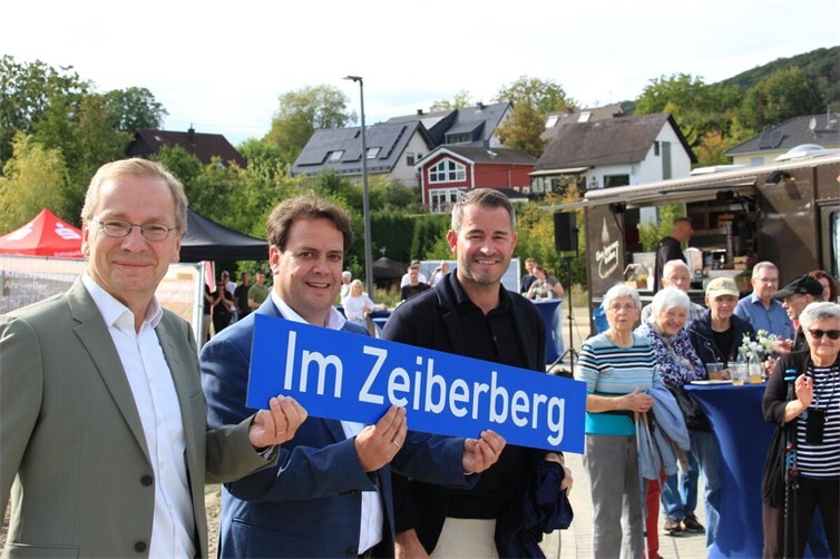 Das symbolische Straßenschild enthüllten (von links) Andreas Geron, Thomas Sebastian und Florian Wahl. Foto: GS.  Foto: GS