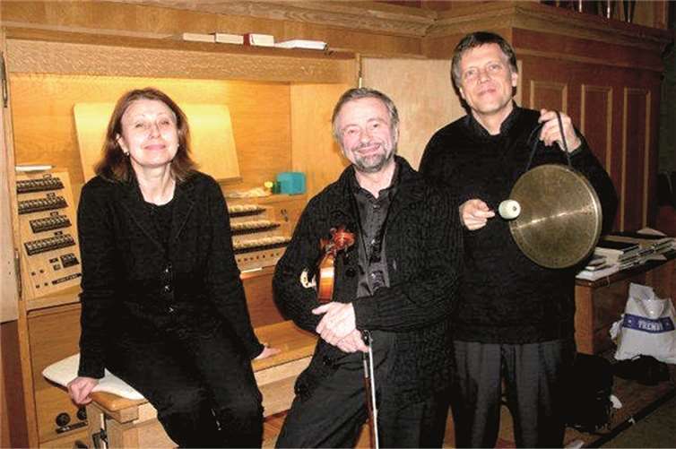 Das tamigu-Trio gastiert in der Besetzung Violine, Orgel, Sprecher und kleines Schlaginstrumentarium in der ev. Erlöserkirche.privat