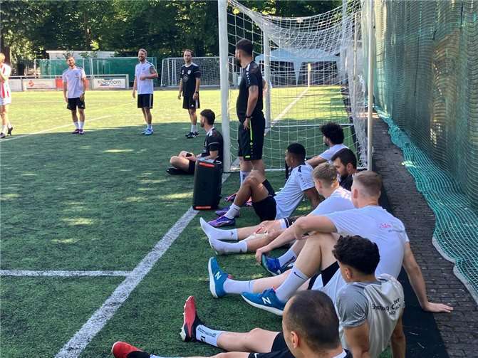 Das teilweise neu besetzte Team traf sich zur ersten Trainingseinheit auf dem Kunstrasenplatz im Nettetal. Foto: N. Foroutan