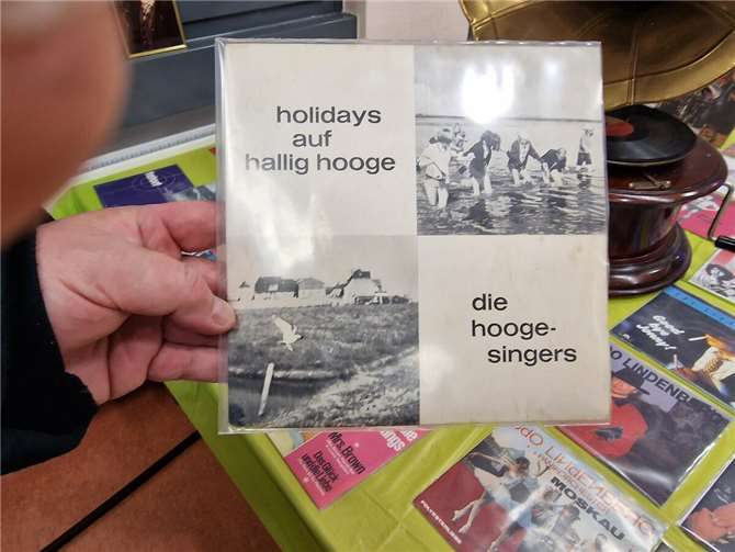 Der Sonderzug nach Pankow fuhr über Ockenfels Das teuerste Stück aus Kurenbachs Lindenberg-Sammlung: Eine Vinyl-Single von 1969 auf der Udo Lindenberg bei den Hooge-Singers als Drummer mitwirkte.