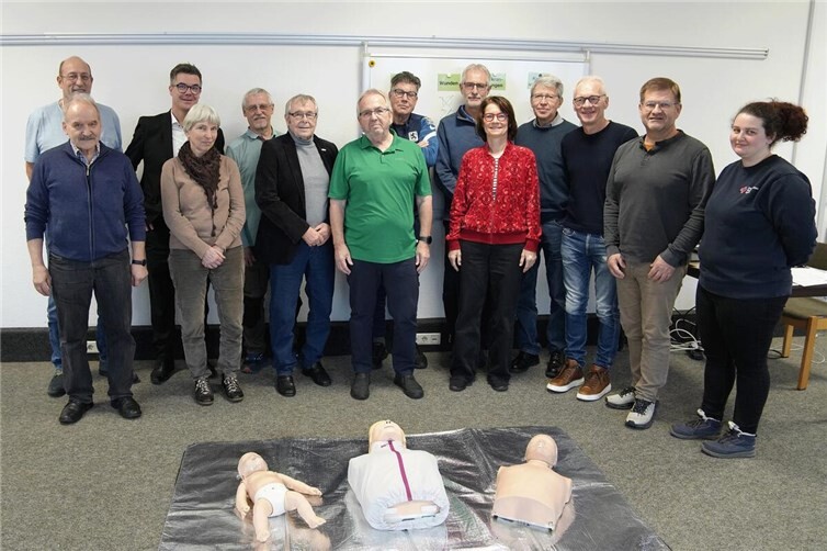 Das theoretisch erworbene Erste-Hilfe-Wissen konnten die Teilnehmenden direkt an den Reanimationspuppen erproben.  Foto: Felix Banaski