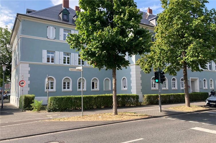 Das toll sanierte GSG-Wohnhaus an der Ecke Engerser Landstraße/Gutenbergstraße aus dem Jahr 1926 von der Straßenseite aus fotografiert. 