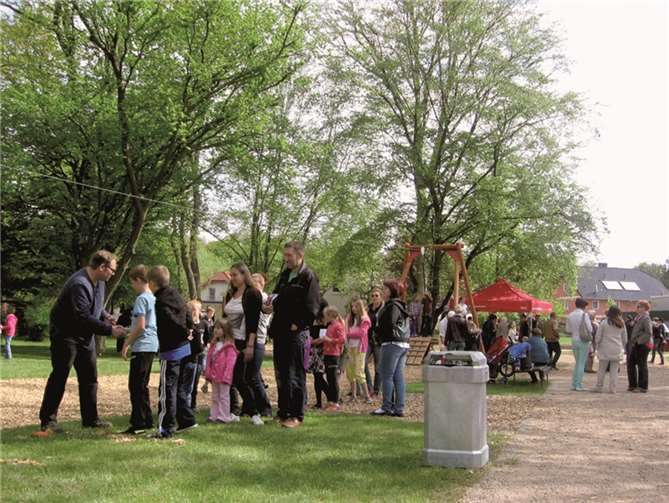 Das tolle Frühlingswetter zog viele Besucher an den neuen Spielplatz. privat