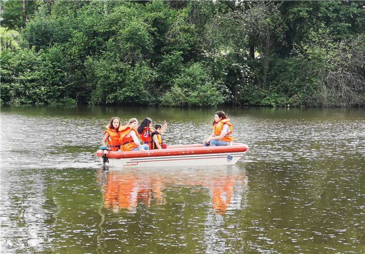Das tolle Wetter lud zum Boot fahren auf dem Weiher ein.