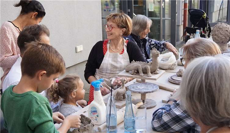 Das tolle Wetter nutzten Jung und Alt für einen gemeinsamen Töpfernachmittag unter freiem Himmel .