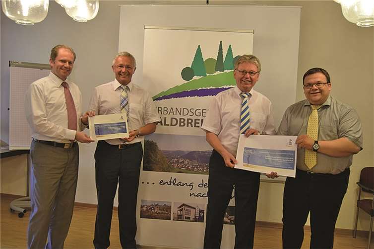 Das touristische Konzept für das Wiedtal, welches im Zusammenhang mit der Neuaufstellung des Nahverkehrsplanes für den Landkreis Neuwied erarbeitet wurde, liegt jetzt vor. Auf Einladung des für den ÖPNV zuständigen 1. Kreisbeigeordneten Achim Hallerbach und des Verbandsbürgermeisters Werner Grüber wurden die Ergebnisse der Untersuchung in der Verbandsgemeindeverwaltung Waldbreitbach vorgestellt. (v.l.n.r.) Stephan Pauly (Geschäftsführer der VRM GmbH), Achim Hallerbach (1. Kreisbeigeordneter), Werner Grüber (Bürgermeister VG Waldbreitbach) und Stephan Hajak (BPV Consult GmbH Koblenz).Privat