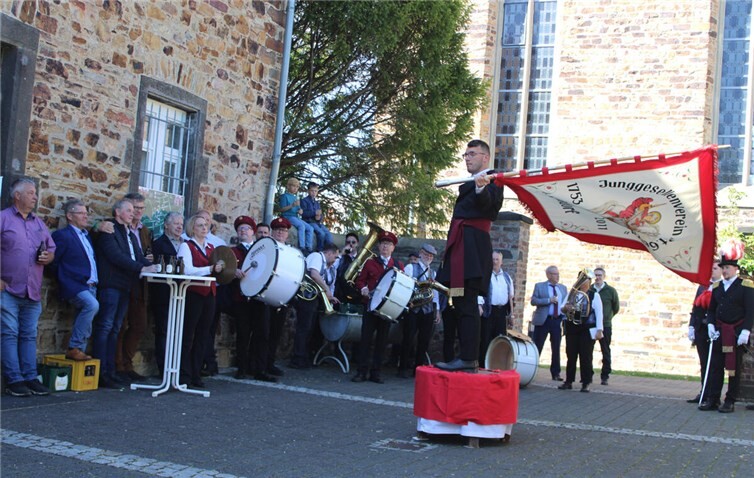 Das traditionelle Fahnenschwenken ist fester Bestandteil der Löhndorfer St. Georg Kirmes.
