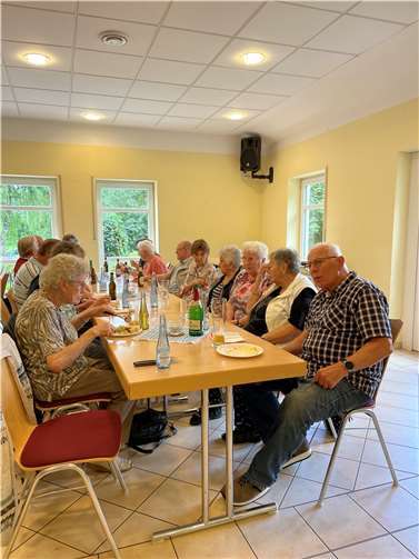 Das traditionelle Grillfest begeisterte mit Steaks, Salaten und guten Gesprächen. Quelle: VdK Münstermaifeld