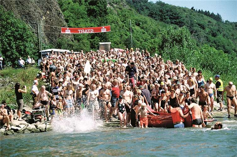 Das traditionelle Rheinschwimmen erfreut sich bei Jung und Alt großer Beliebtheit. Rudolf Weichsel