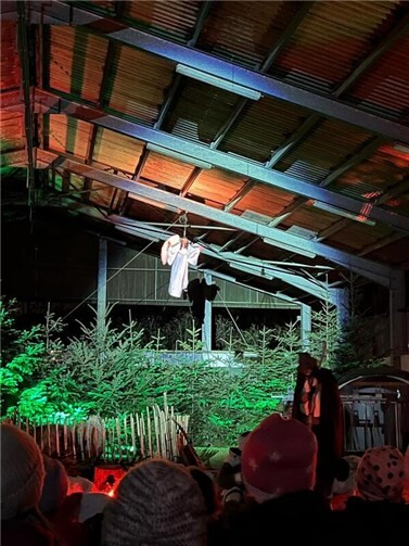 Das traditionsreiche Wachtberger Krippenspiel, das seit 1987 fest zur Vorweihnachtszeit in Wachtberg gehört, wird auch im Dezember 2025 wieder in der festlich geschmückten Reithalle des Reitstalls Welsch-Heinen in Wachtberg-Arzdorf aufgeführt. Foto: privat