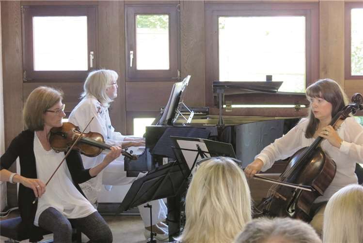 Das „trio réminiscence“ mit Johanna Cender (Violine), Ingrid Wessels (Klavier) und Natalia Kazakova (Violoncello). Gemeinde Wachtberg