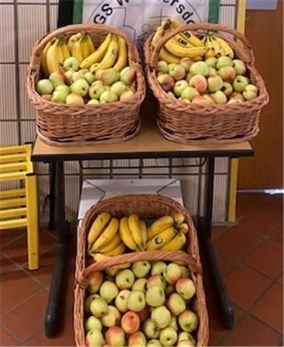 Das überbrachte Obst wurde an die Kinder verteilt. Foto: privat