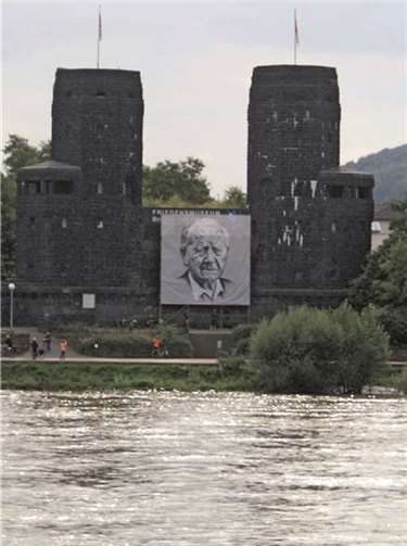 Das übergroße Portröt des ehemaligen Leubsdorfer Staatsministers Heinz Schwarz.