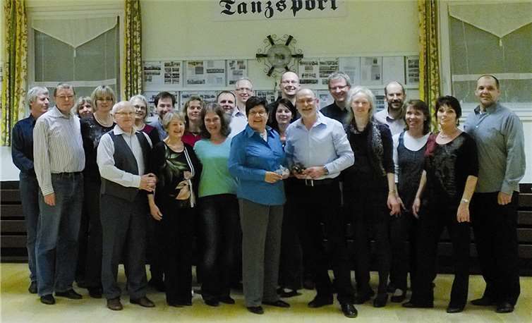 Das überraschte Trainerpaar in der Bildmitte erhielt eine kleine Anerkennung. privat