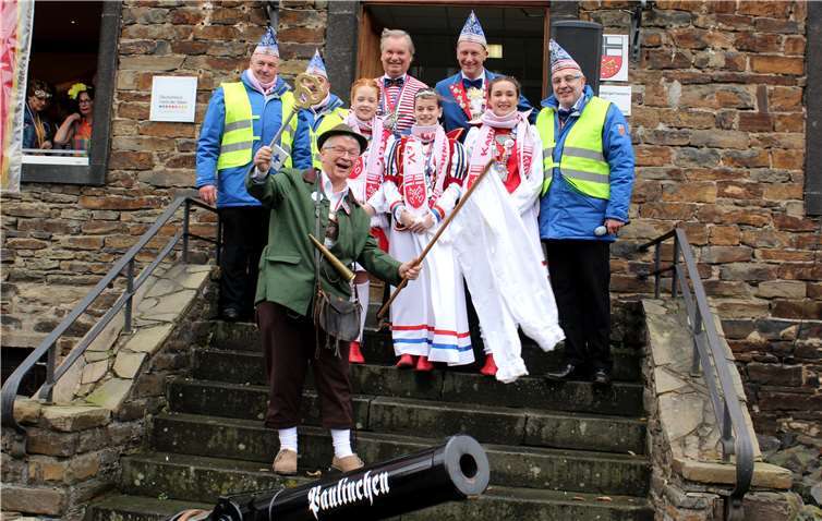Das üblich Bild: Ein kapitulierenden Stadtchef überlässtder Tollität für drei tolle Tage die Regentschaft über die Stadt. Fotos: DL