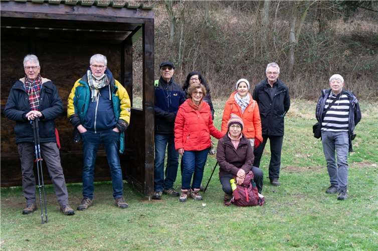 Das übliche Gruppenfoto entstand am Bolzplatz, bevor der letzte kurze Teil der insgesamt ca. 8 km langen Wanderung bis zum Dorfplatz geschafft wurde.  Foto: privat