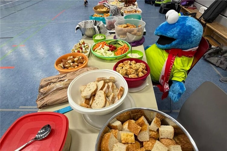 Das umfangreiche Buffet aus von den Teilnehmern mitgebrachten Speisen trug zur guten Stimmung bei.