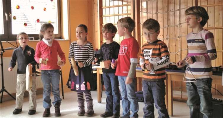 Das umfangreiche Kursangebot ermöglicht Kindern einen ersten Umgang mit Instrumenten und Musik.KMS