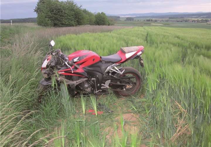 Das unfallbeschädigte Motorrad. Polizei