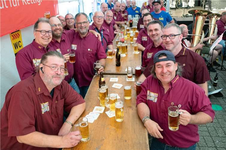 Das verdiente Festbier nach getaner Arbeit. Die Männer der Kirmesgesellschaft Kettig.