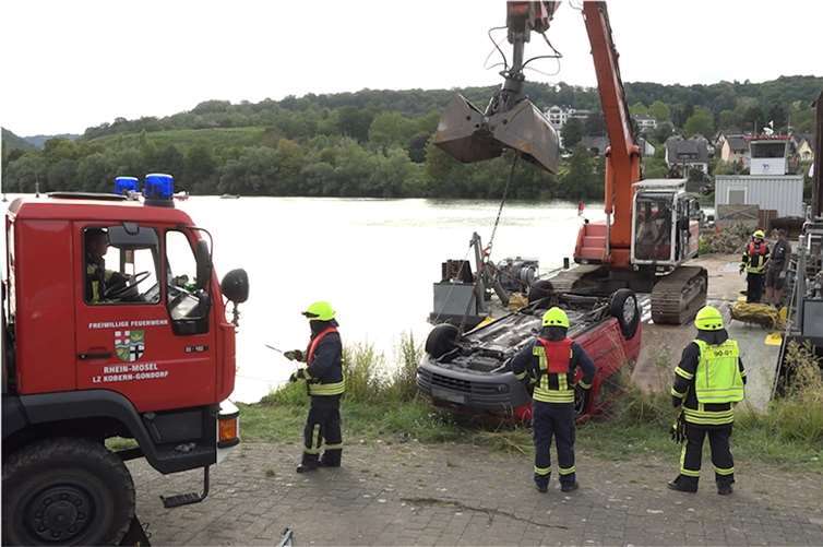 Das versunkene Auto wurde aus der Mosel geholt.