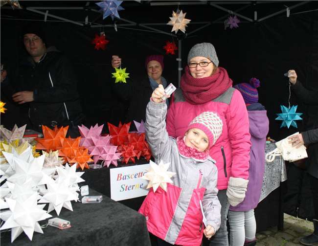 Das vielfältige Angebot von wunderschönen Weihnachtsartikeln und Bastelarbeiten kam bei den Marktfreunden besonders gut an.  TE