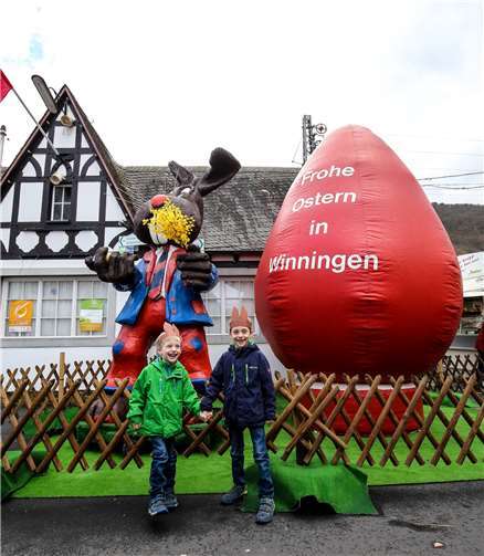 Das vier Meter große Osterei ist das Wahrzeichen der Veranstaltung und das größte an der Untermosel. Fotos: EP