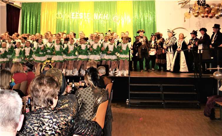 Das voll besetzte Kultur- und Jugendzentrum Gierenderhöhe Oberhonnefeld begrüßte begeistert und mit viel Applaus die gelungenen Auftritte von Prinzenpaaren, Hofstaat, Funken und Garden und feierte bis spät in die Nacht. Foto: privat