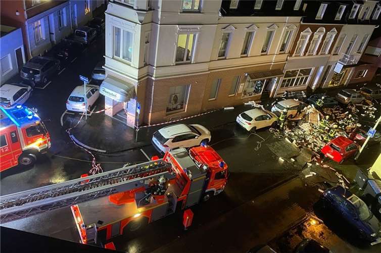 Das vom Deutschen Wetterdienst angekündigte Sturmtief sorgte für rund 60 Einsätze in Bonn. Fotos: Feuerwehr Bonn