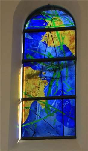Das von Helmut Möhn gestiftete Altarfenster.
