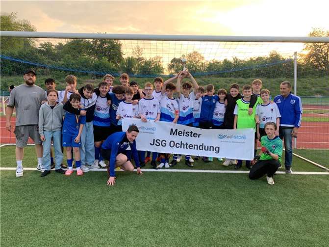 Das von Tristan Grünewald (l.) auf die Erfolgsspur gebrachte Team mit (hinten, v. l. n. r.) Ayan Zahan, Tim Bleser, Alexander Metz, Marian Waldecker, Julius Talic, Tamino Jacobs, Agit Elmas, Jacob Neises, Finn Krämer, Mika Lipinski, Elvis Weiland, Noah Becker, Finn Lenarz (unten), Nico Schopp, Elias Steiert, Jonas Knorr, Sebastian Haferkorn, Marley Müller, Nils Köllner, Kai Bechtoldt, Damian Heumann, Robin Siemsen, Ben Ohligschläger, Jason Bonsel (Tor) und Co-Trainer Siegfried Heumann.  Foto: Sportverein 1919 Ochtendung