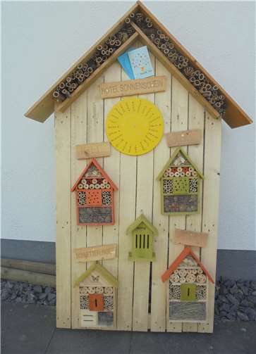 Das von den Kindern und Eltern selbst gebautes Bienenhotel.