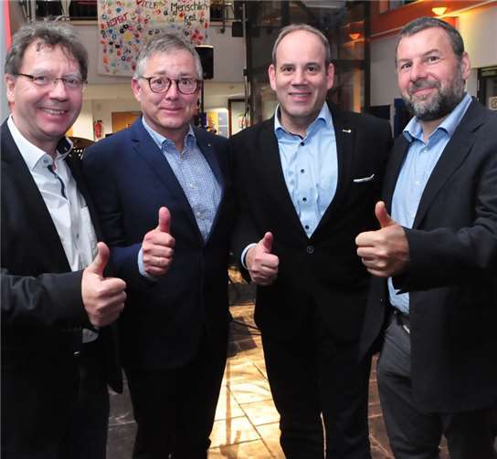 „Das war ein super Event“, so diese vier Protagonisten des Lions Clubs: v.li.n.re. Dr. Heinz Haupt, Frank Pauken, Bernd Faber, und Schuldirektor Michael Sexauer.